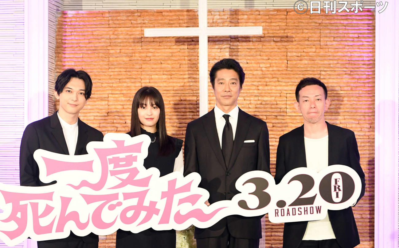 映画「一度死んでみた」の大ヒット祈願ミサに出席した主演の広瀬すず（左から2人目）。左から吉沢亮、1人おいて堤真一、浜崎慎治監督（撮影・たえ見朱実）