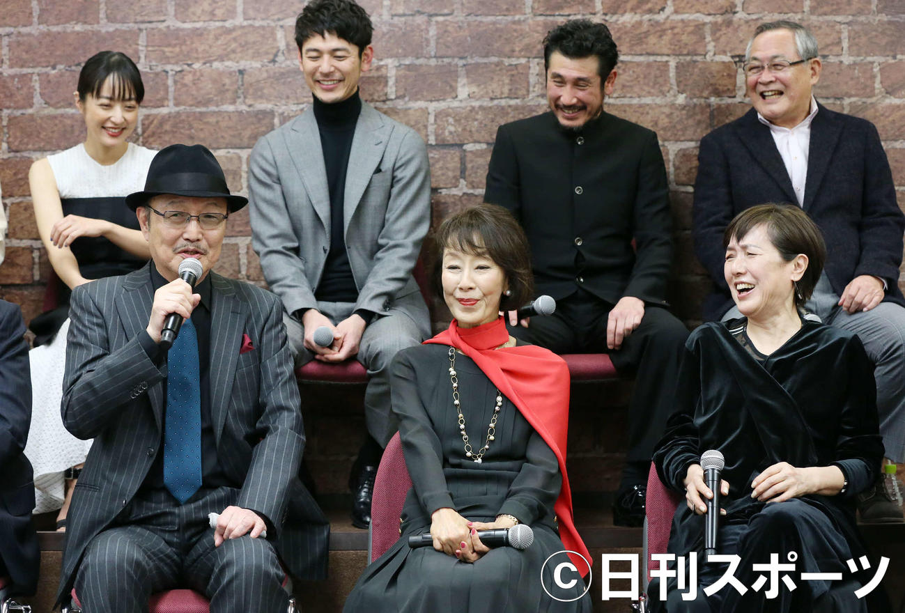 撮影中に職務質問を受けた話を披露する石橋蓮司（前列左端）。右へ大楠道代、桃井かおり。後列左から井上真央、妻夫木聡、渋川清彦、小野武彦（2020年3月9日）