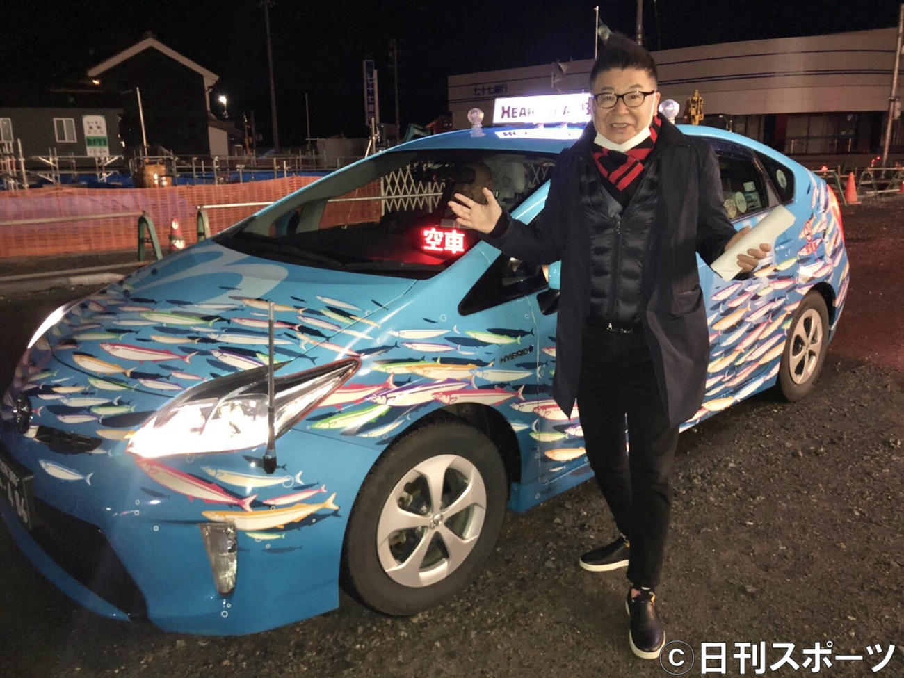 まだ暗い中、気仙沼の象徴でもある魚群がボディーにペイントされたタクシーでスタジオ入りする生島ヒロシ
