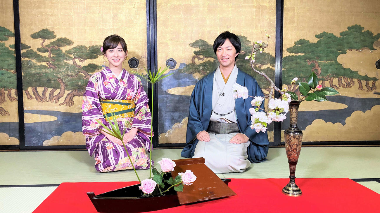 初冠番組「斎藤ちはる『学びのココロ』～ニッポン伝統探し旅～」に出演するテレビ朝日斎藤ちはるアナウンサー（左）。右は「未生流笹岡」3代目家元笹岡隆甫氏