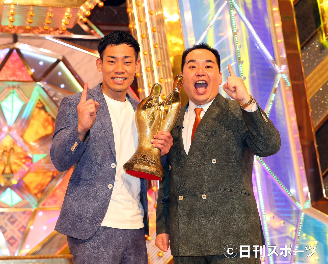ミルクボーイの内海崇（右）と駒場孝（2019年12月22日撮影）