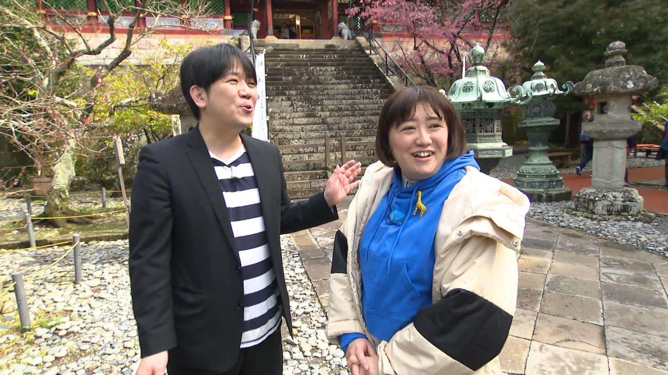 静岡朝日テレビ「とびっきり！しずおか」の旅コーナーで共演した黒沢かずこ（右）と日高大介氏