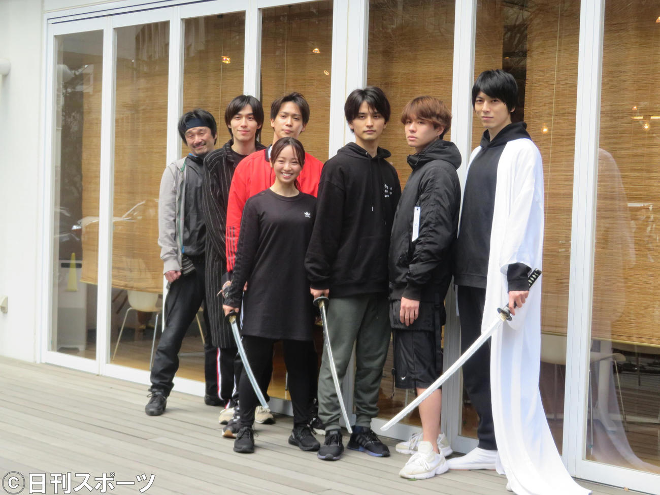 舞台「あずみ～戦国編～」に出演する今泉佑唯（左から4人目）ら（2020年3月5日撮影）