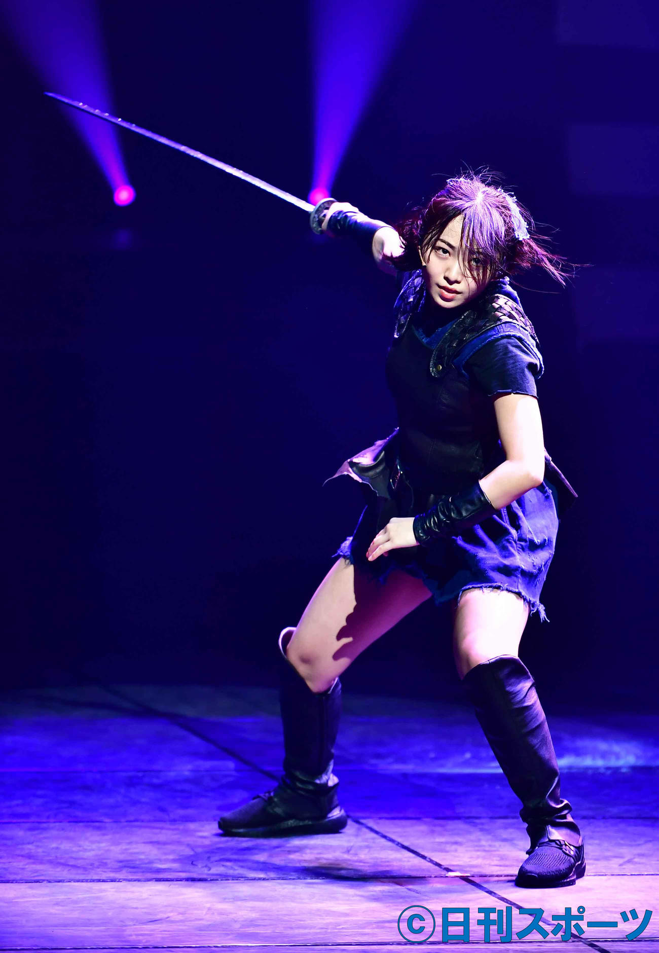 舞台「あずみ～戦国編～」の公開ゲネプロで華麗な殺陣まわりを披露する今泉佑唯（撮影・小沢裕）