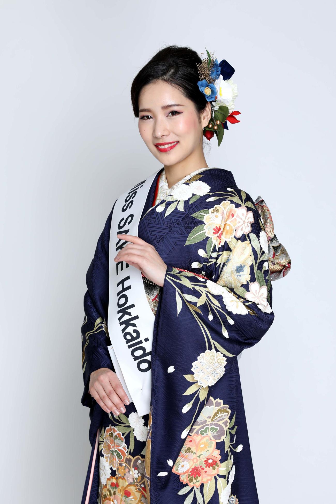 和服姿も麗しいMiss　SAKE北海道の松井さん（ミス日本酒事務局提供）