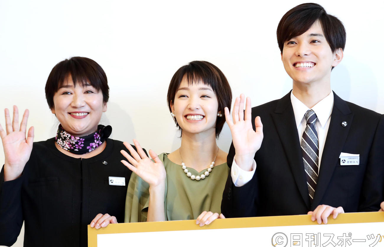 映画「お終活　熟春！人生、百年時代の過ごし方」制作発表会見で笑顔で手を振る、左から松下由樹、剛力彩芽、水野勝（撮影・浅見桂子）