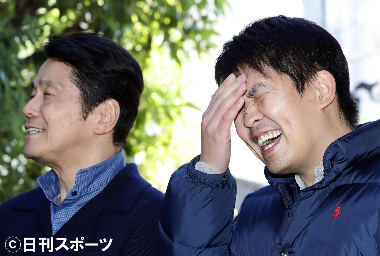 お相手が誰似かと問われて苦笑しながら悩む下嶋兄（右）。左は峰竜太（撮影・浅見桂子）