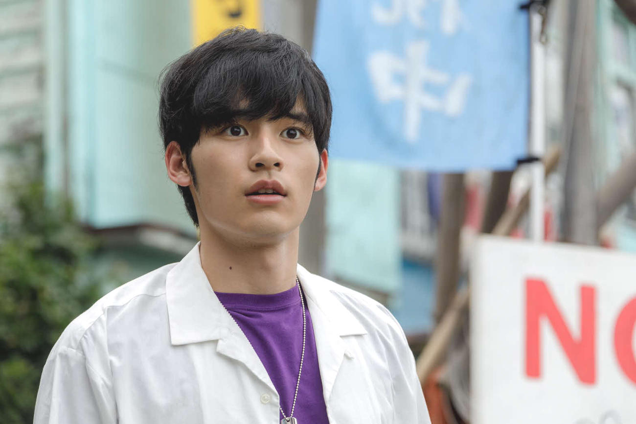 劇場版「奥様は取り扱い注意」に出演する岡田健史