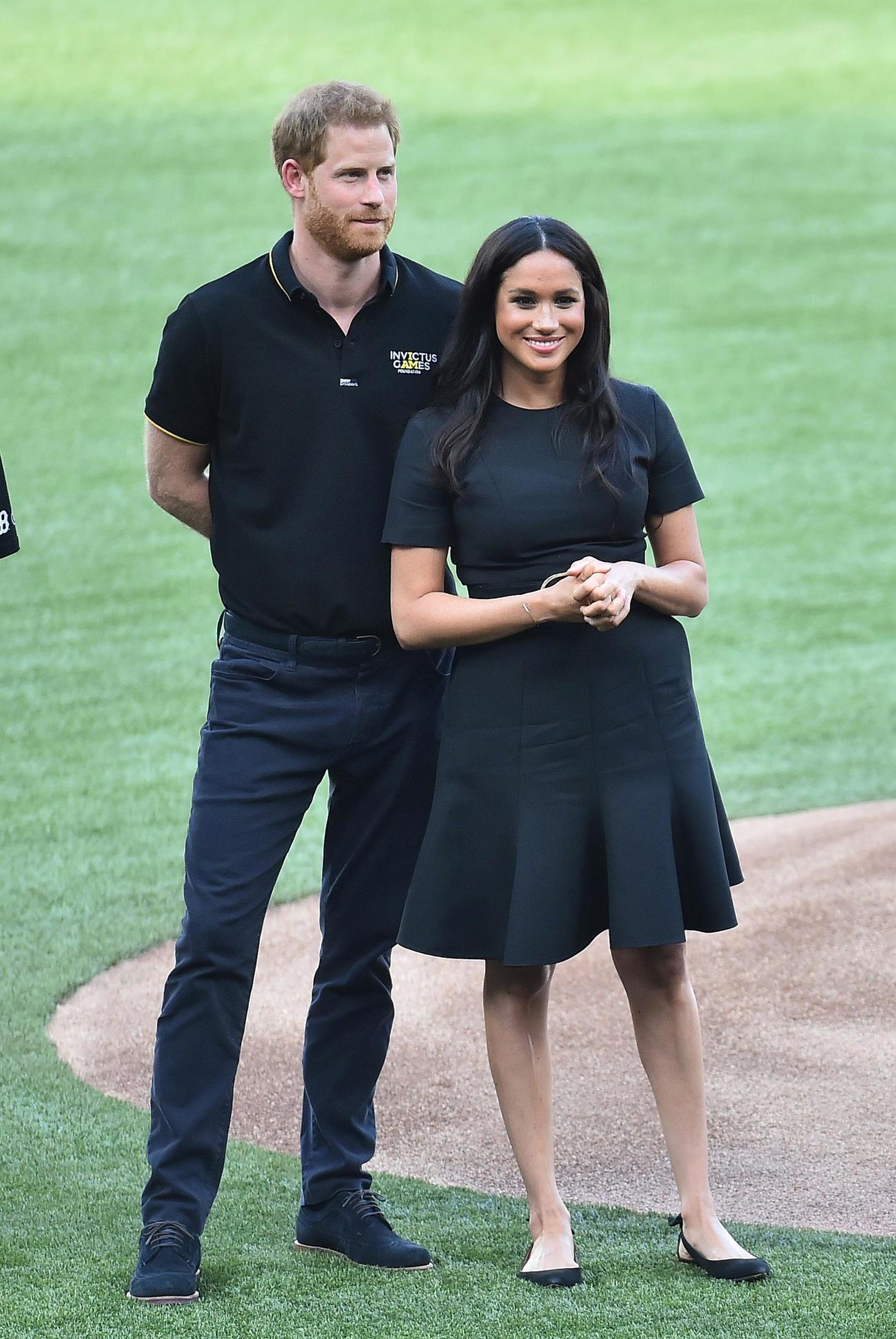 19年6月、MLBロンドンシリーズ初戦、試合前のセレモニーに参加し、笑顔を見せるウィリアム王子とメーガン妃（撮影・菅敏）