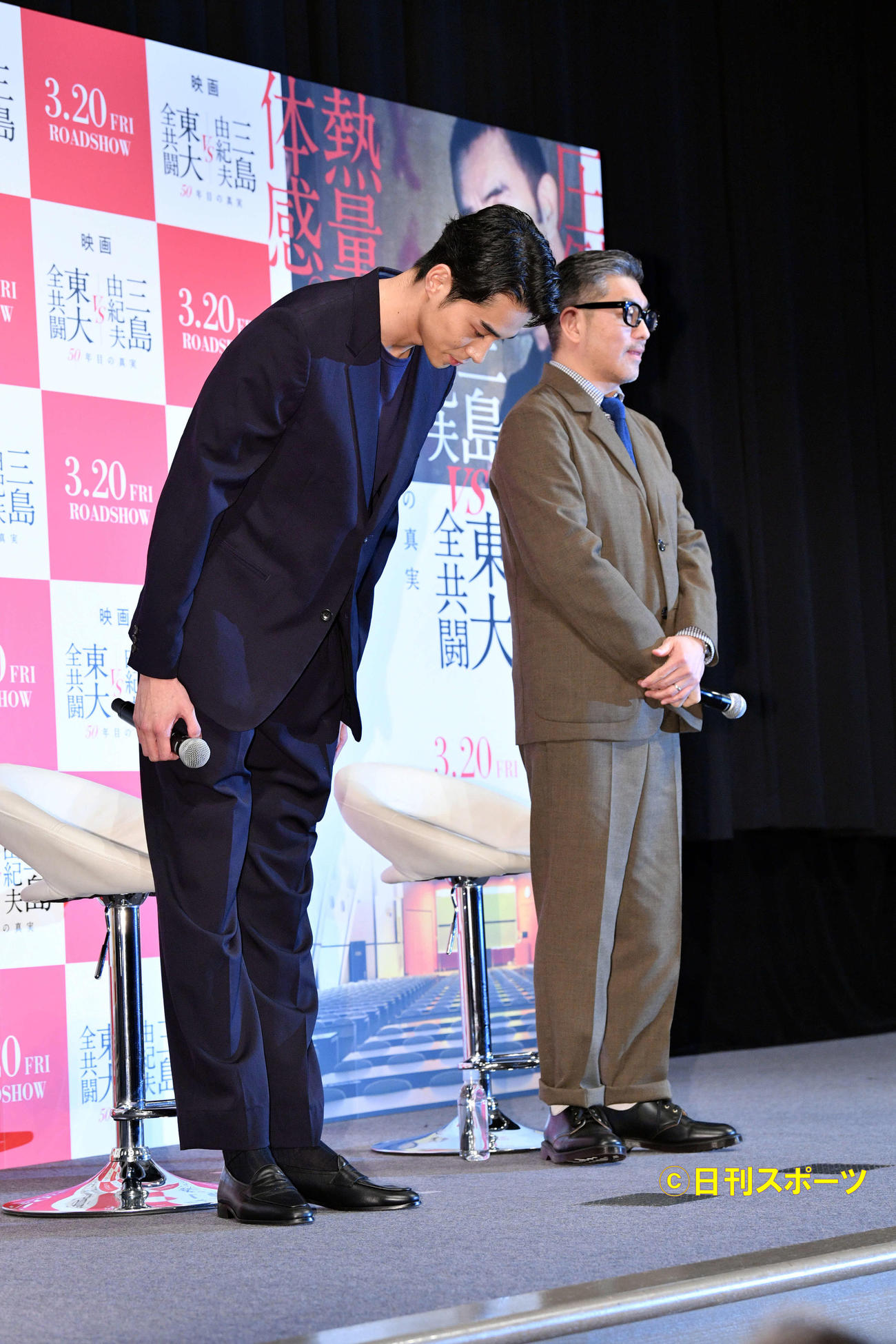 映画「三島由紀夫　VS　東大全共闘」のトークイベントで登壇し一礼する東出昌大（手前）（撮影・滝沢徹郎）