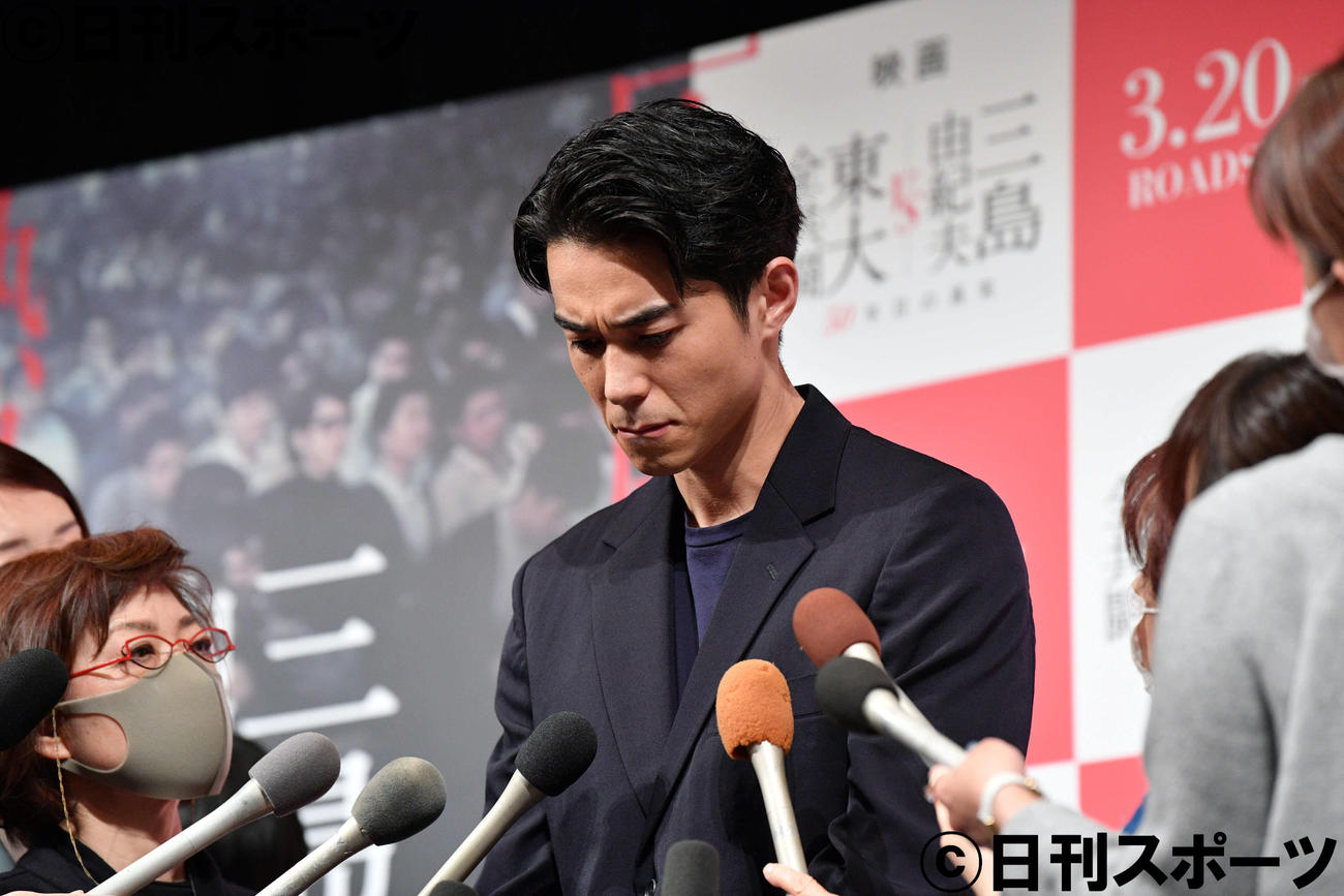 囲み取材で言葉に詰まり厳しい表情の東出昌大（撮影・滝沢徹郎）