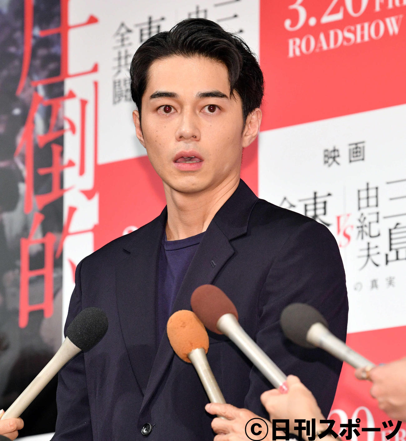 囲み取材で表情の無い東出昌大（撮影・滝沢徹郎）