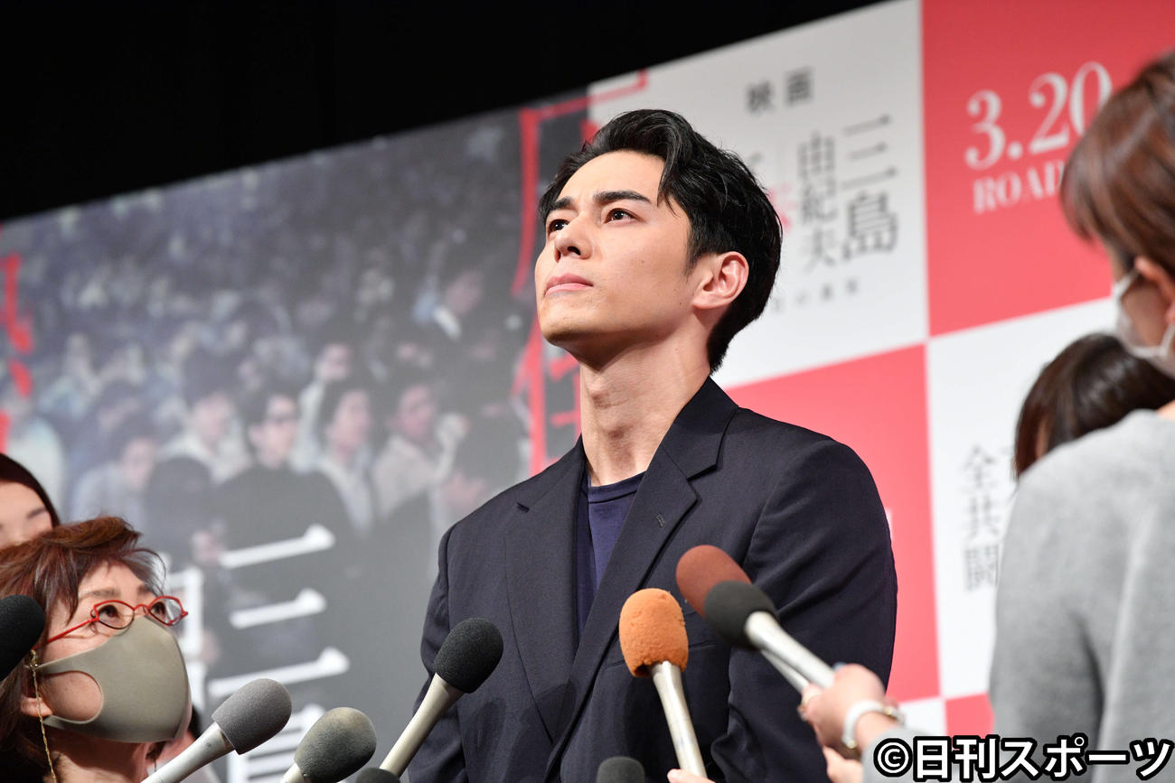 囲み取材で言葉に詰まる東出昌大（撮影・滝沢徹郎）