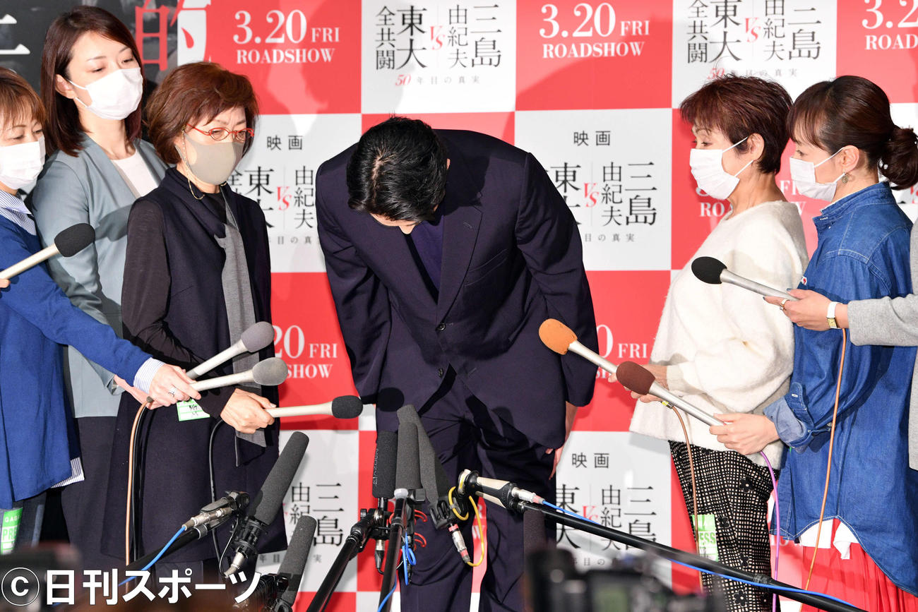 囲み取材の冒頭で謝罪し頭を下げる東出昌大（撮影・滝沢徹郎）
