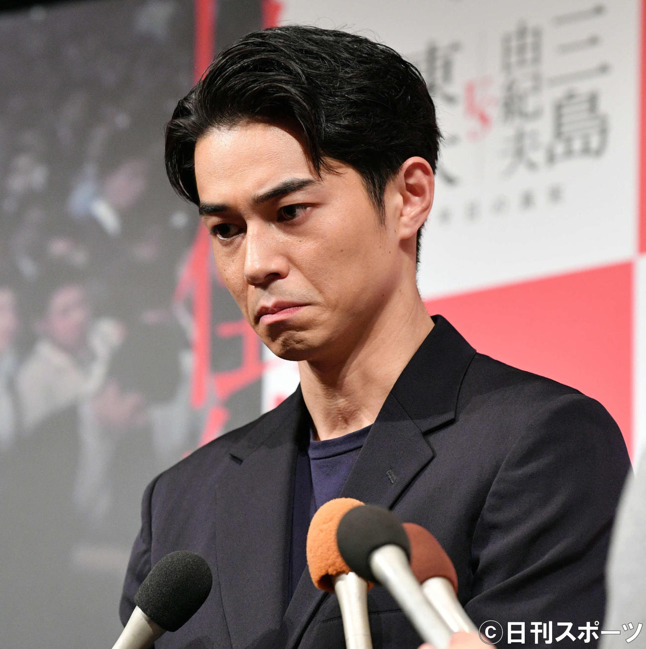 囲み取材でうつむく東出昌大（撮影・滝沢徹郎）
