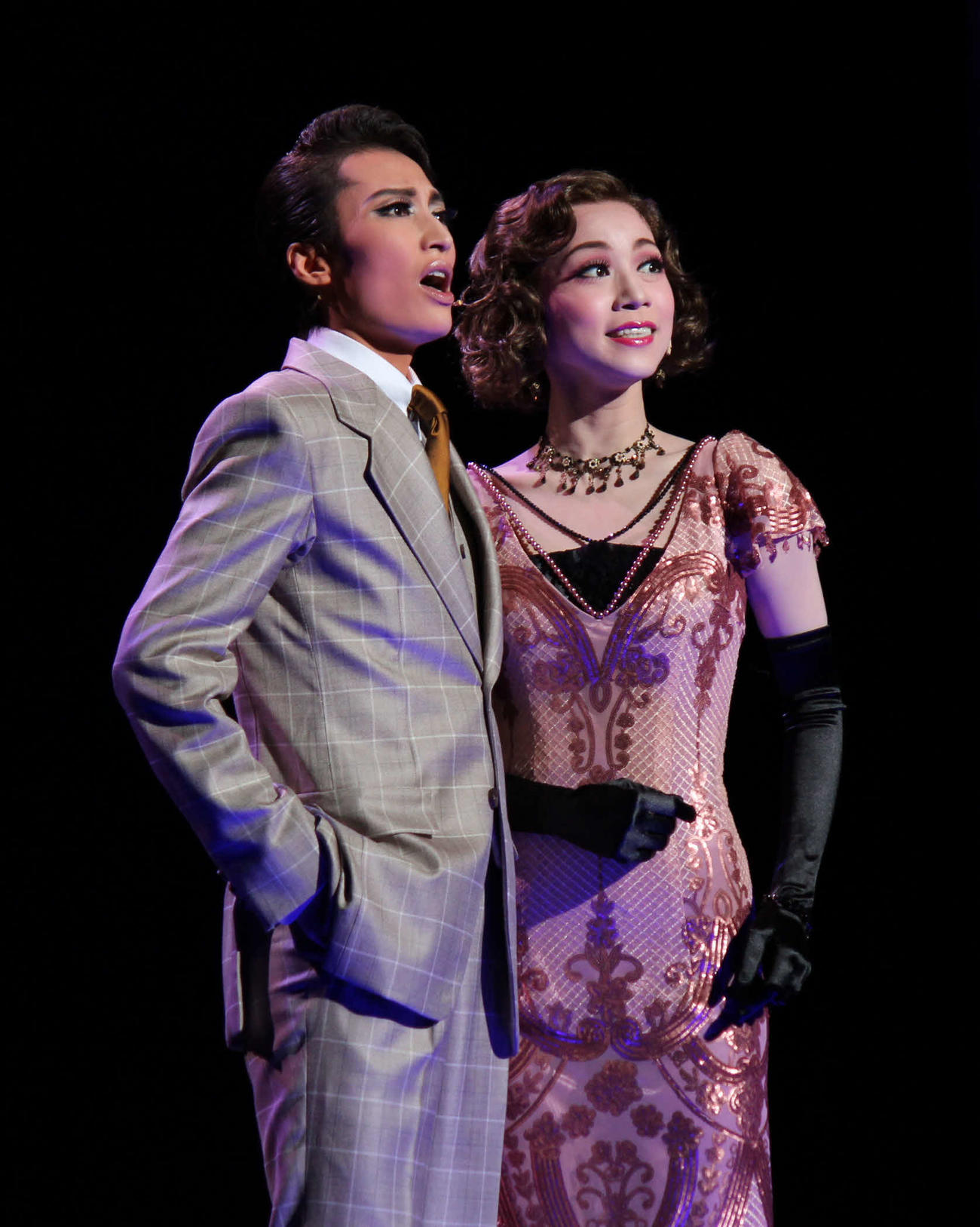 雪組公演に主演するトップ望海風斗（左）と、トップ娘役真彩希帆