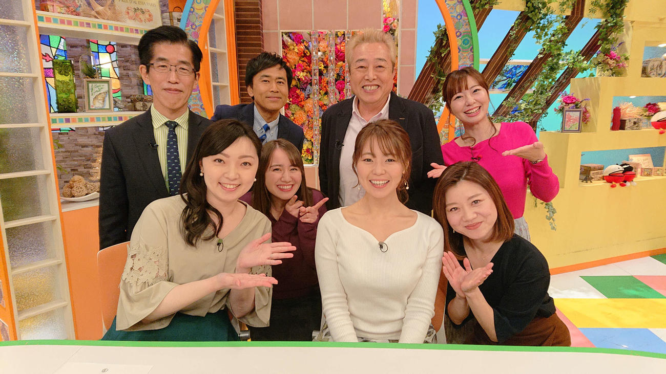 結婚を発表した森直美アナウンサー（前列中央）は、「とびっきり！しずおか」の共演者から祝福される
