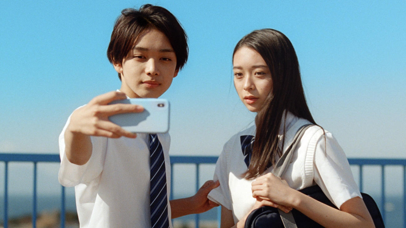 「シーブリーズ」新CMの「デオ＆ウォーター写真のキョリ」編に出演した宮世琉弥（左）と田鍋梨々花