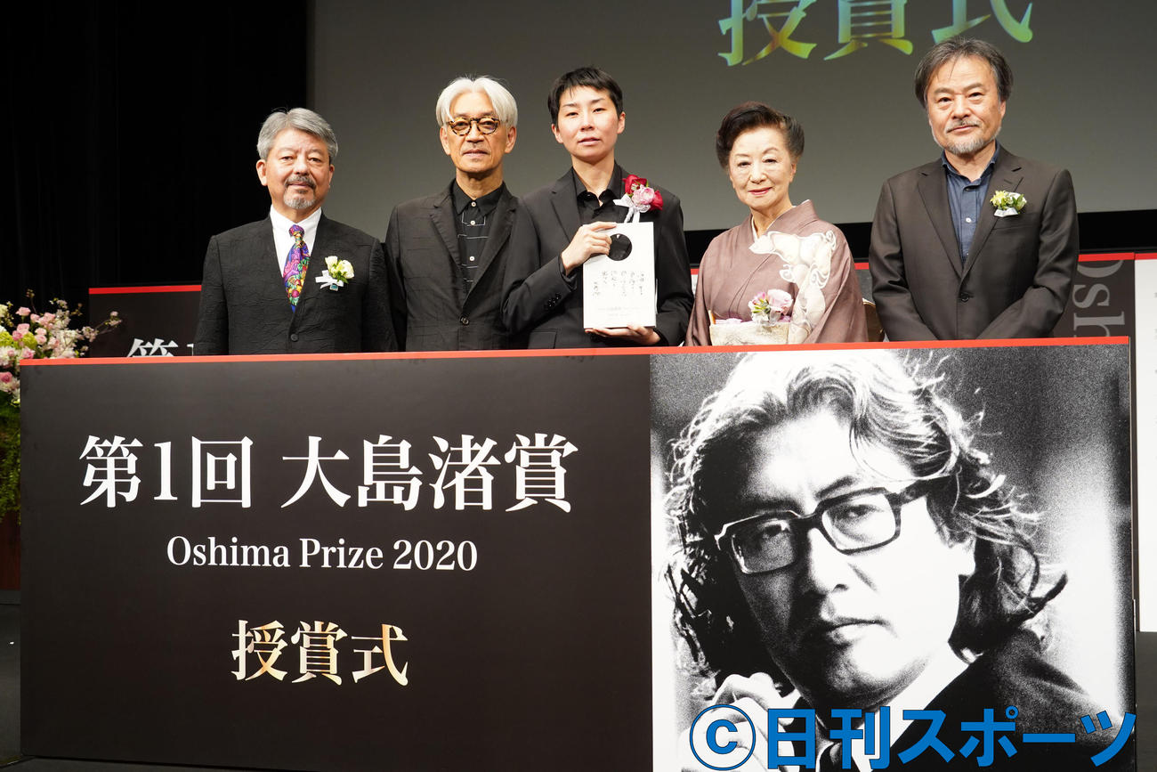 「第1回大島渚賞」に出席した、左から一般社団法人PFF矢内廣理事長、坂本龍一、小田香監督、小山明子、黒沢清監督（撮影・佐藤成）