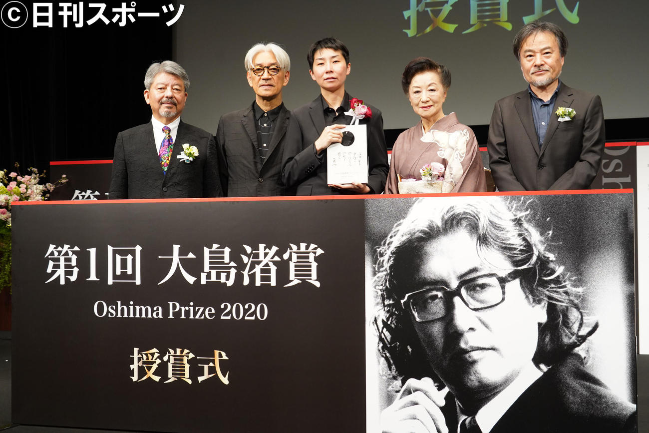「第1回大島渚賞」に出席した、左から一般社団法人PFF矢内廣理事長、坂本龍一、小田香監督、小山明子、黒沢清監督（撮影・佐藤成）