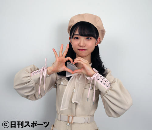「ハーグー」ポーズの、失恋を表す左右非対称のハートマークを作るAKB48山内瑞葵（撮影・大野祥一）