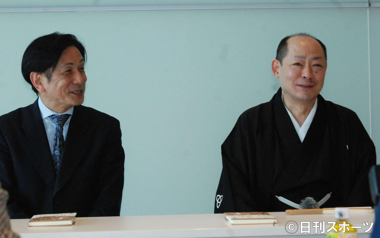 2代目桂八十八の襲名を発表した桂宗助（右）、桂米団治（撮影・松浦隆司）