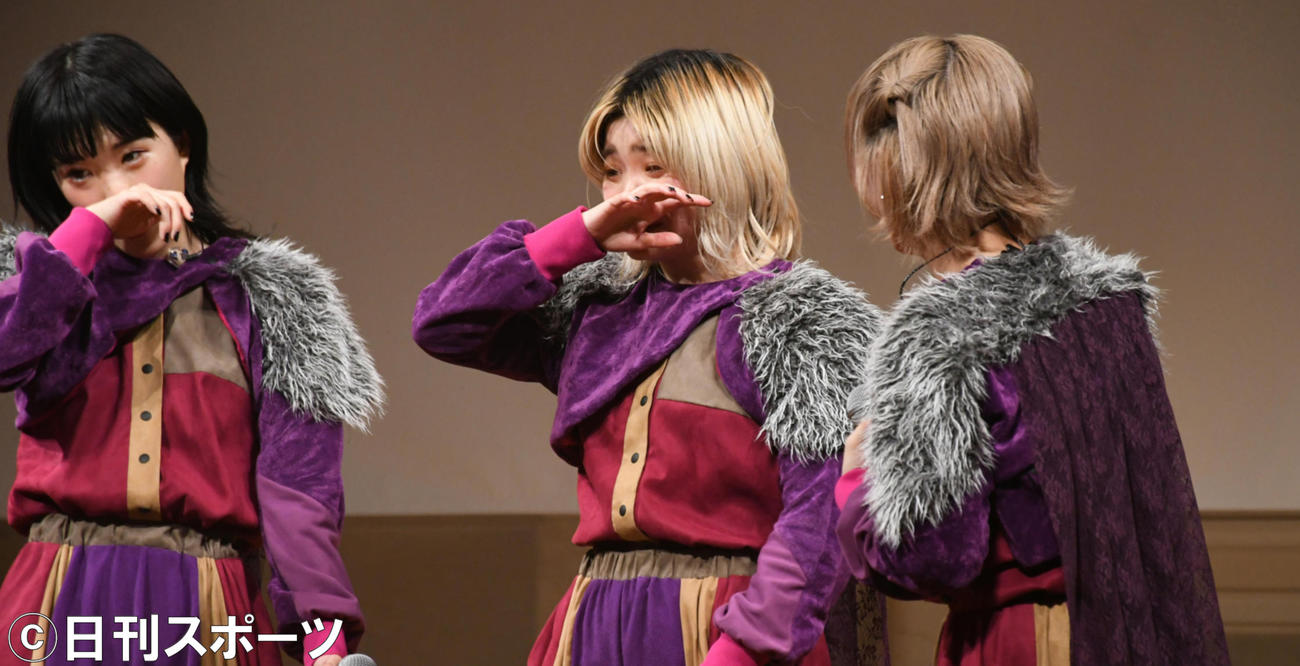 「SCHOOL　OF　LOCK！　キズナ感謝祭」に出演後、とーやま校長と話し涙するセントチヒロ・チッチ（中央）らBiSHメンバー（撮影・大友陽平）
