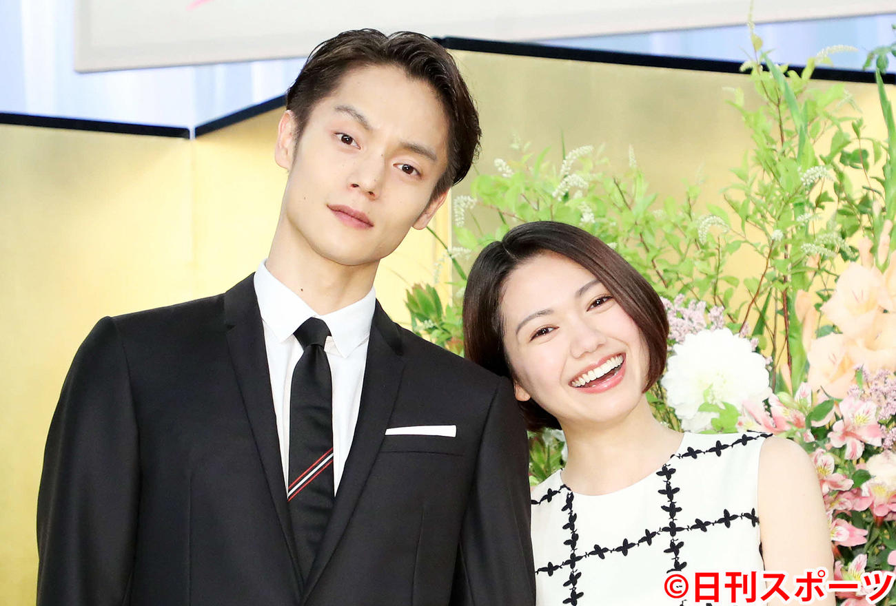 連続テレビ小説「エール」ヒロイン発表会見で写真に納まる窪田正孝（左）と二階堂ふみ（2019年6月3日撮影）