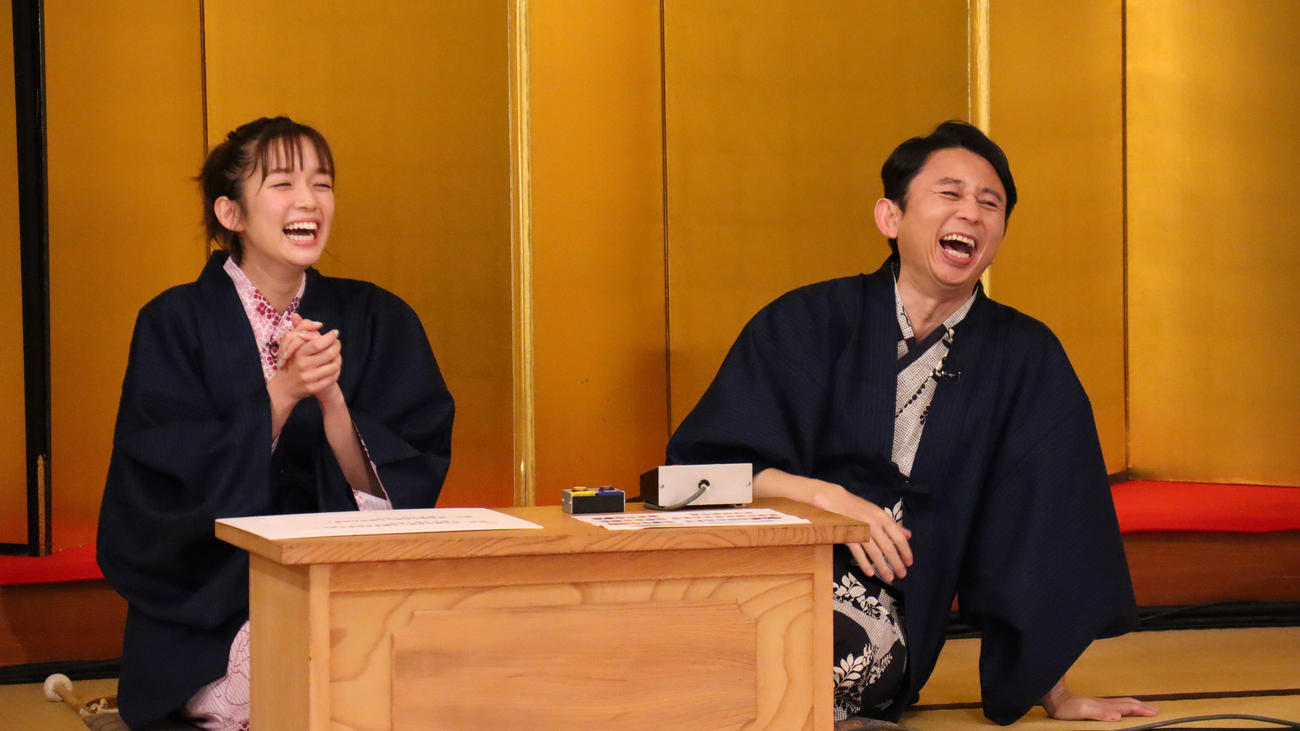日本テレビ系新レギュラー番組「有吉の壁」でMCを務める佐藤栞里（左）と有吉弘行