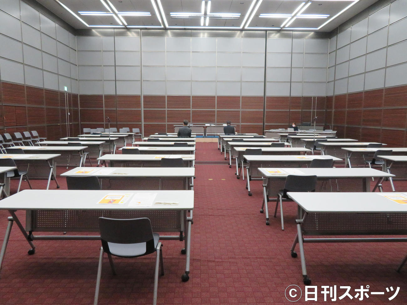 間隔を空けて座れるようにホールで行われた日本テレビ定例社長会見