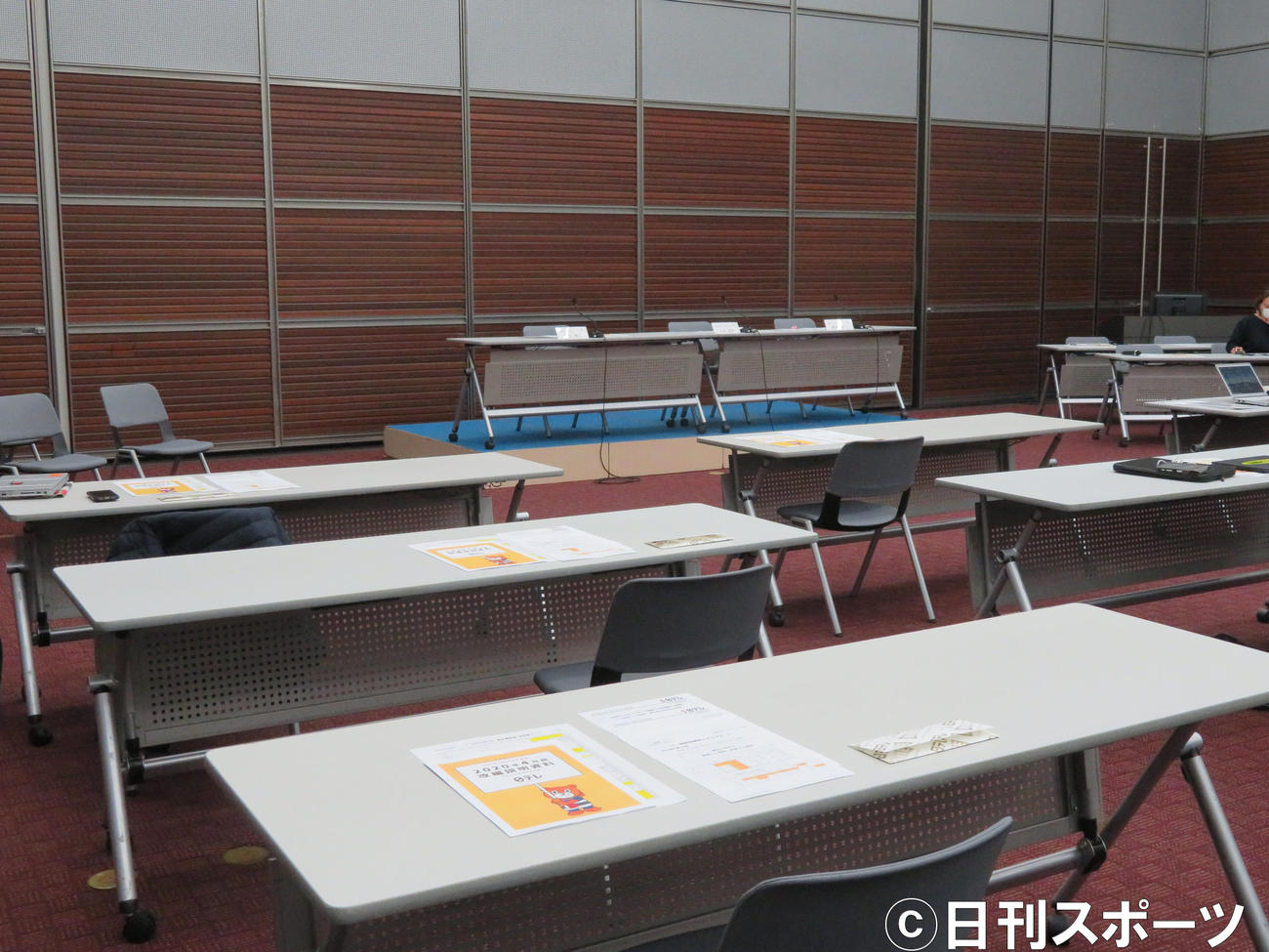 間隔を空けて座れるようにホールで行われた日本テレビ定例社長会見