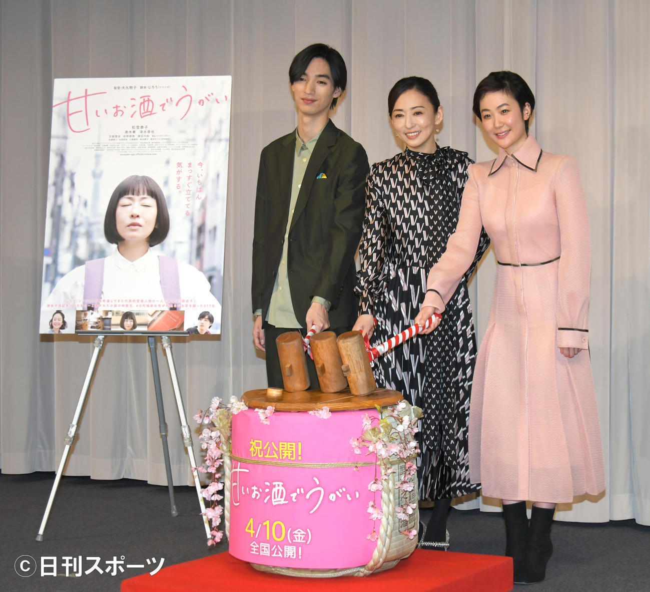 「甘いお酒でうがい」のヒット祈願イベントで、鏡開きをする左から清水尋也、松雪泰子、黒木華ら出演者（撮影・酒井清司）