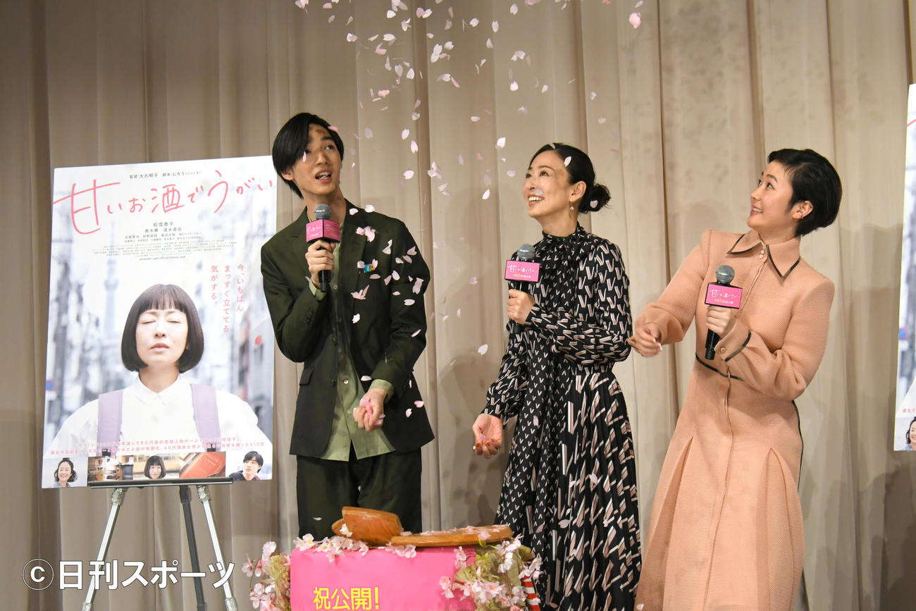 「甘いお酒でうがい」のヒット祈願イベントで、鏡開きをする左から清水尋也、松雪泰子、黒木華らは、花吹雪にニッコリ（撮影・酒井清司）