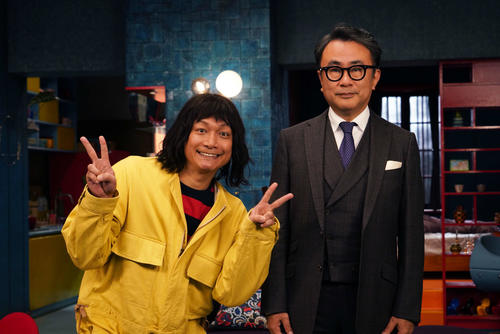 シチュエーションコメディー番組「誰かが、見ている」でタッグを組む香取慎吾（左）と三谷幸喜氏