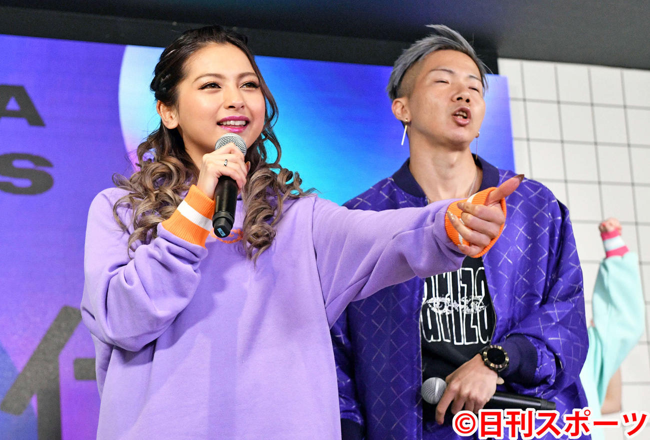超十代2020デジタルでライブパフォーマンスするゆきぽよ（左）とSLOTH（撮影・滝沢徹郎）