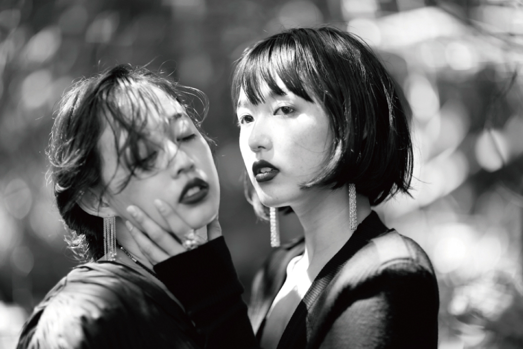篠山紀信氏の作品でモデルを務めた松井まり（左）と松井りな