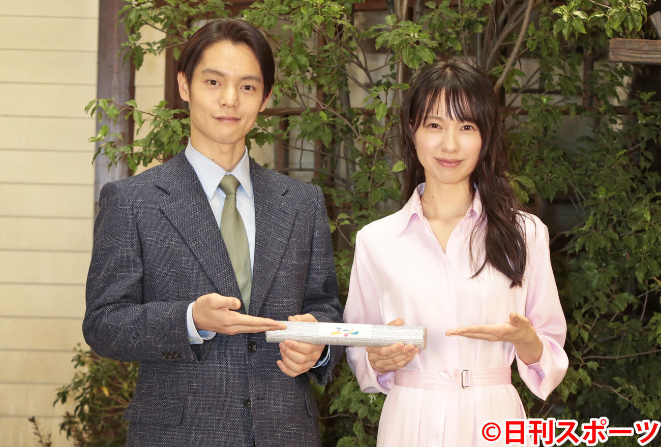 NHK連続テレビ小説の主演のバトンタッチセレモニーを行った窪田正孝（左）と戸田恵梨香