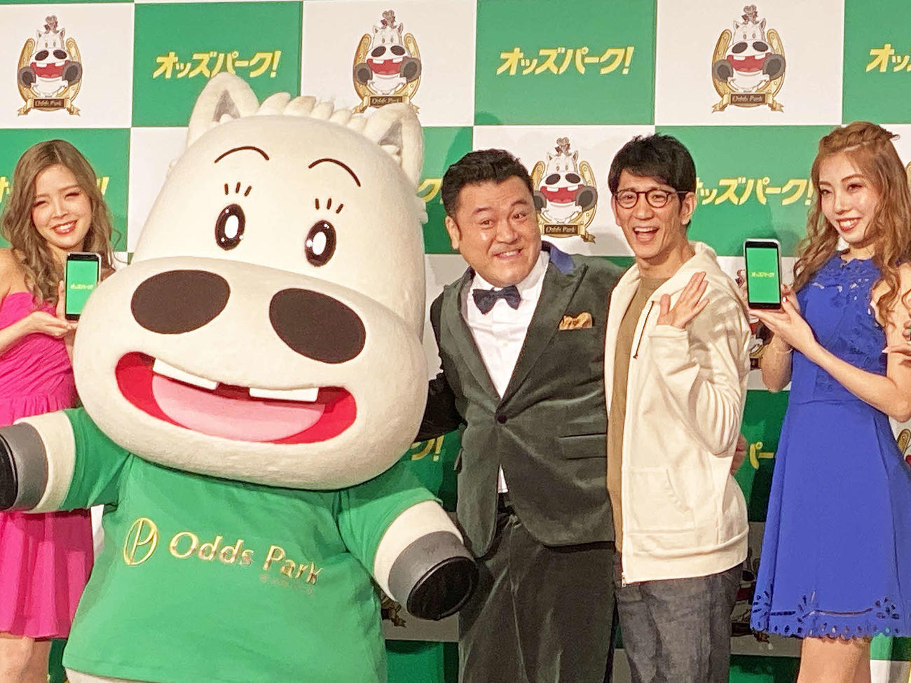 12年ぶりにコンビでCM出演したアンタッチャブル山崎弘也（中央）と柴田英嗣（中央右）