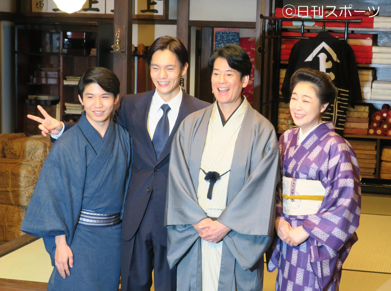 NHK連続テレビ小説「エール」のスタジオ取材会を行った出演者たち。左から佐久本宝、窪田正孝、唐沢寿明、菊池桃子
