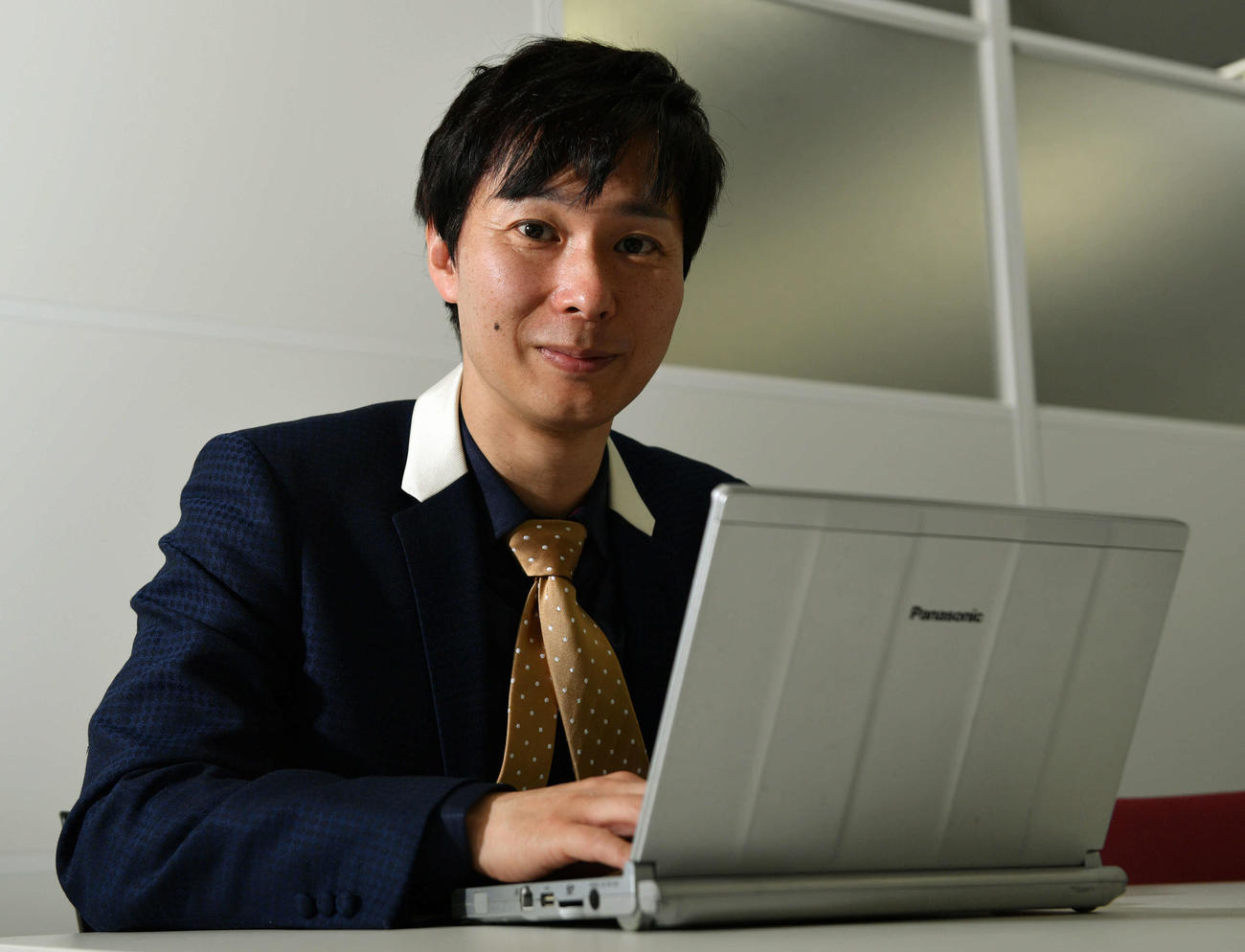パソコンで小説を編集するマシンガンズ滝沢秀一（撮影・滝沢徹郎）