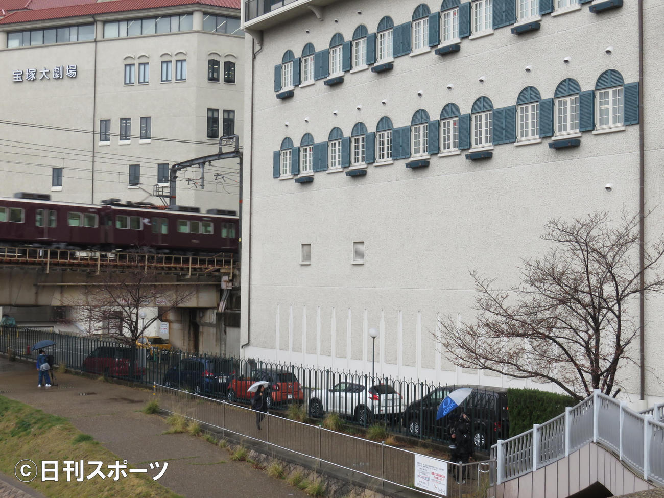 例年、受験生が合格者掲示ボード前に集まる校舎外の敷地に人の姿はなし（撮影・村上久美子）