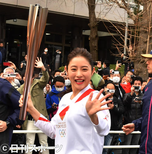 東京五輪の聖火リレーのリハーサルをする石原さとみ(2020年2月15日撮影)