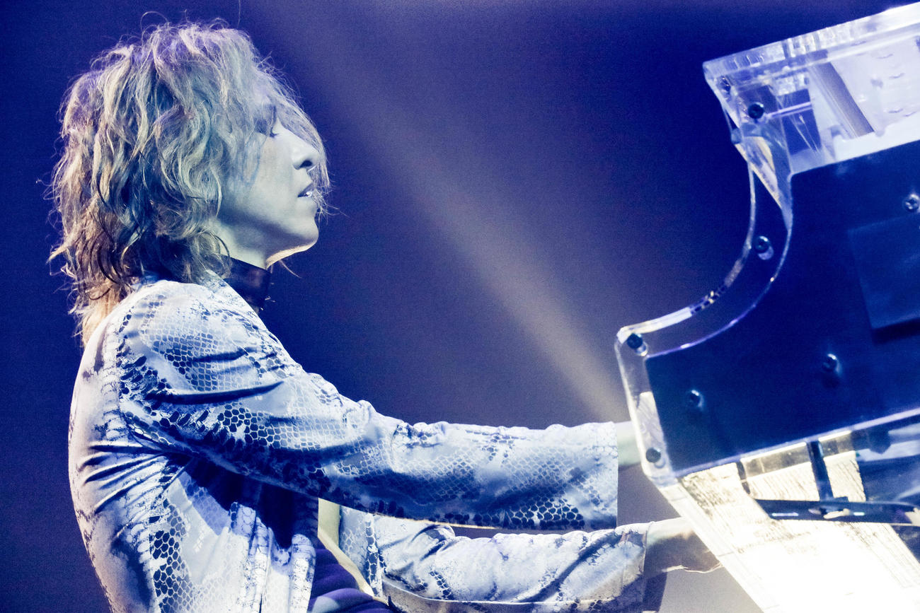 ピアノを弾くYOSHIKI