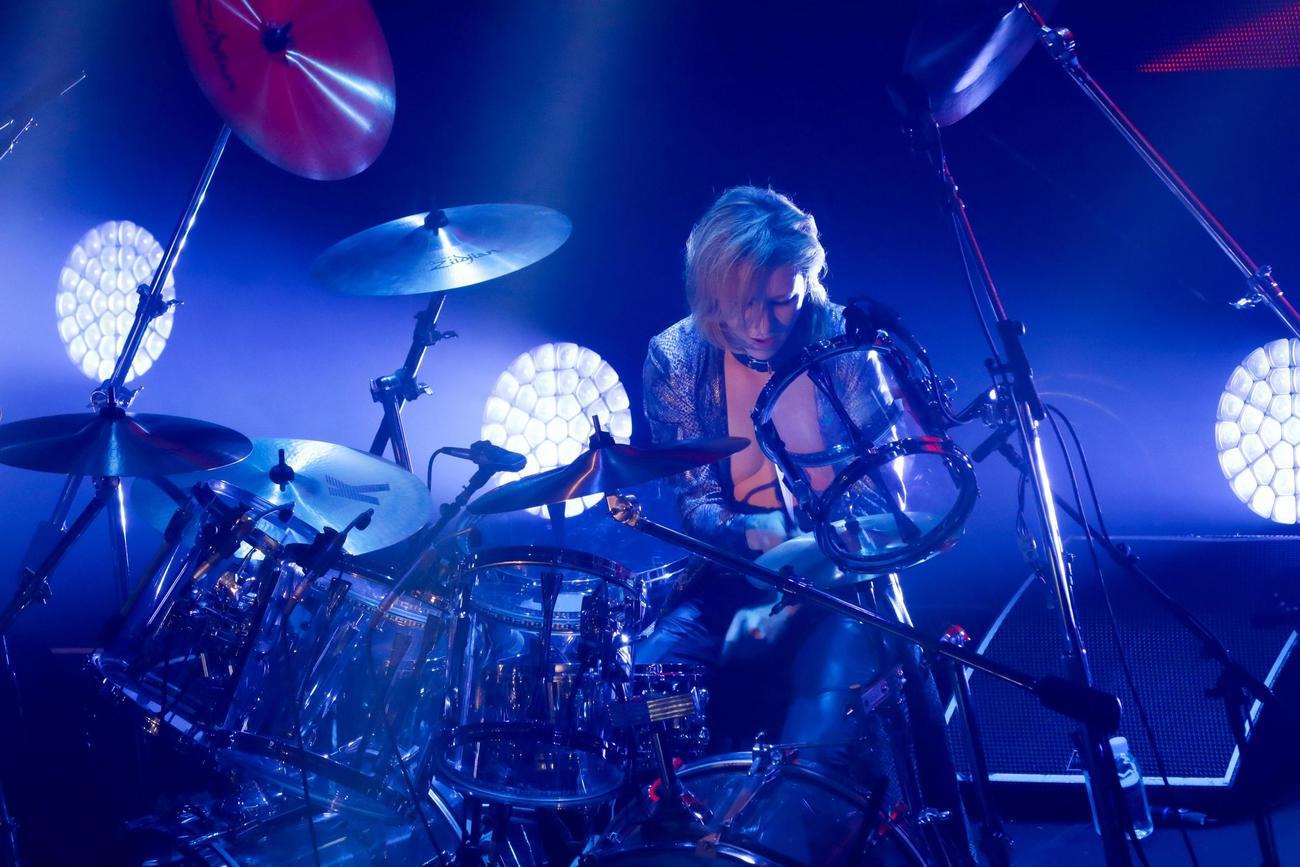 ドラムを演奏するYOSHIKI