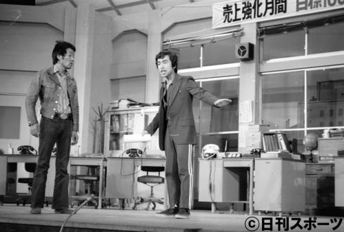 荒井注さんに代わってドリフターズの正式メンバーになる志村けんさん（右）といかりや長介さん（1974年3月30日撮影）