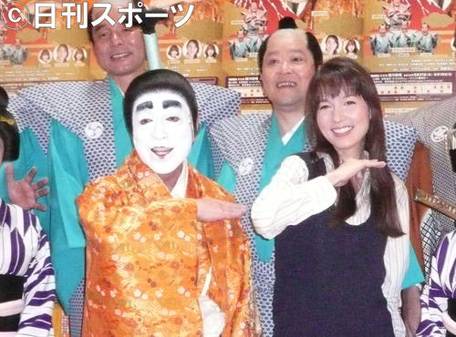 舞台「志村魂」会見を行った志村けんさん（左）、いしのようこら（2012年5月31日撮影）