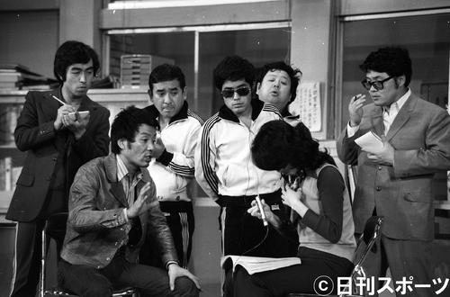 1974年3月30日の生放送「8時だョ！全員集合」。左から志村けんさん、いかりや長介さん、荒井注さん、加藤茶、高木ブー、ちあきなおみ、仲本工事