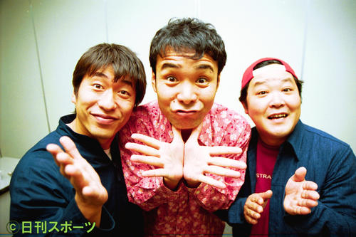 ダチョウ倶楽部。左から寺門ジモン、肥後克広、上島竜兵（2011年12月12日撮影）