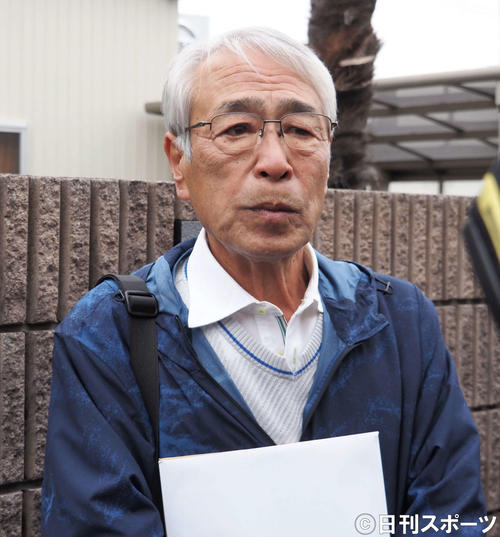 東村山の実家前で取材に応じる志村けんさんの兄知之さん（撮影・遠藤尚子）