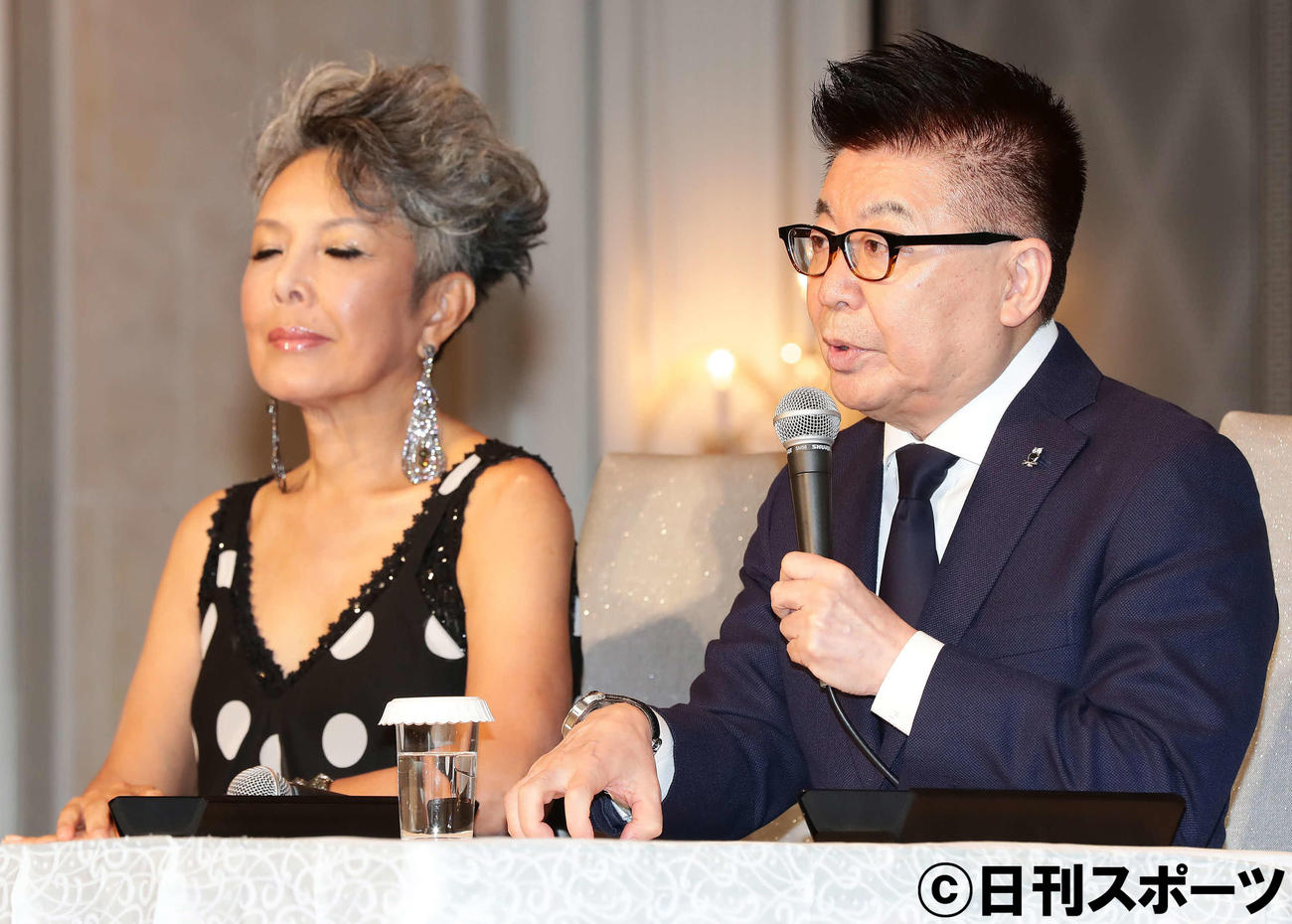 志村けんさんへの想いを話す生島ヒロシ（右）と、じっと目を閉じる池畑慎之助（左）（撮影・丹羽敏通）